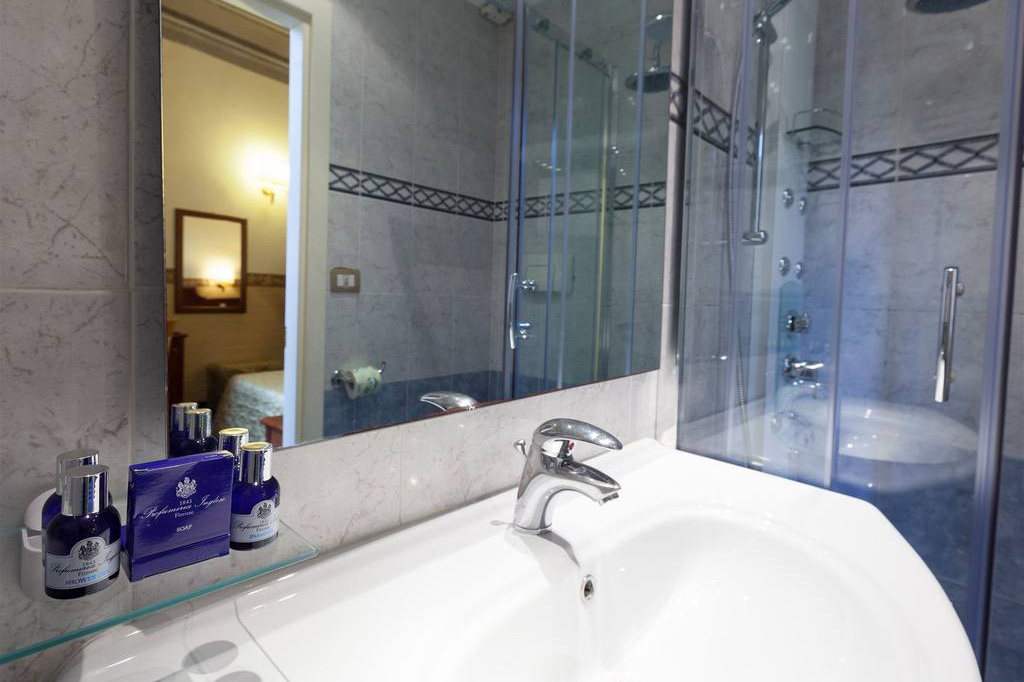 hotel-arizona-bathroom-jpg